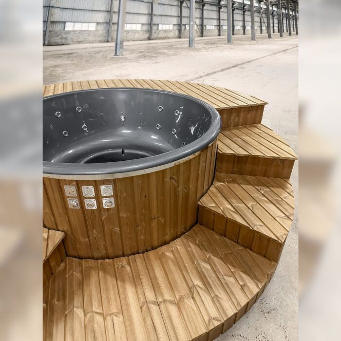 Fiberglass hot tub with an integrated heater in the stairs/terrace – Spruce wood