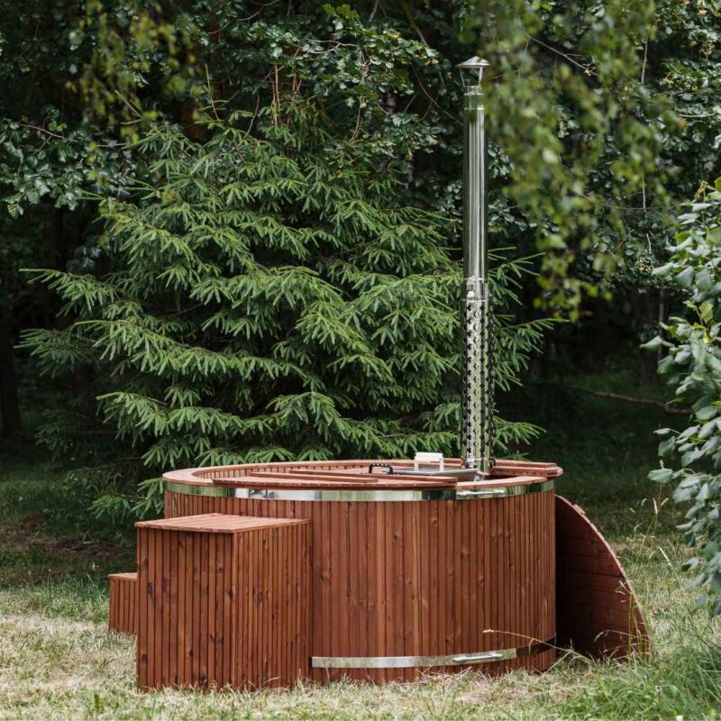 Stainless steel hot tub with integrated heater